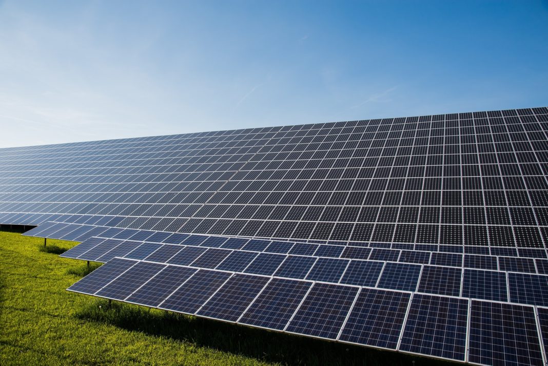 Eine Photovoltaik-Anlage bei Sonnenschein