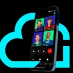 Das Bild zeigt einen Smartphone-Bildschirm mit einem Videoanruf und vier Teilnehmern: Dave S., Christina C., Kevin K., und Brandon A. Im Hintergrund ist ein großer Cloud-Icon, was auf Cloud-Technologie hinweist.