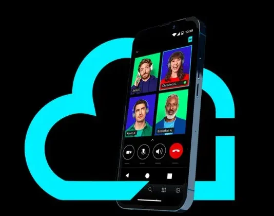 Das Bild zeigt einen Smartphone-Bildschirm mit einem Videoanruf und vier Teilnehmern: Dave S., Christina C., Kevin K., und Brandon A. Im Hintergrund ist ein großer Cloud-Icon, was auf Cloud-Technologie hinweist.