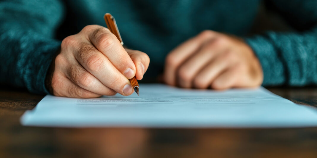 Symbolbild "contract". (A relieved entrepreneur receiving an insurance claim payout after business disruption, symbolizing resilience and recovery). Copyright: Wararat - stock.adobe.com