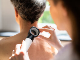 Dermatologist Checking Skin Allergy. Copyright: Andrey Popov - stock.adobe.com